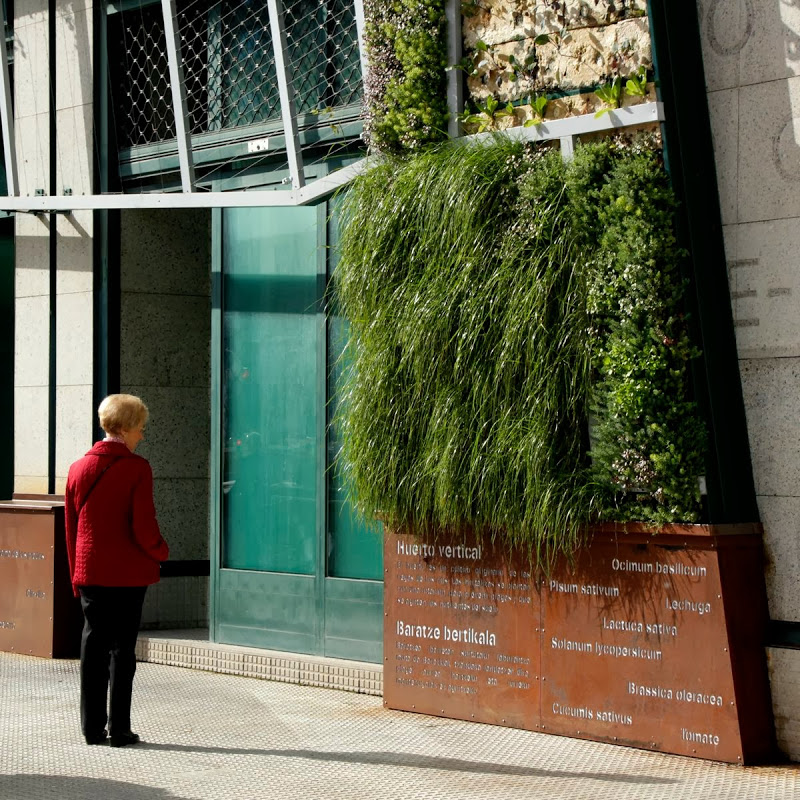 Illustration for article titled 33.000 plantas envuelven este edificio para ahorrar energía